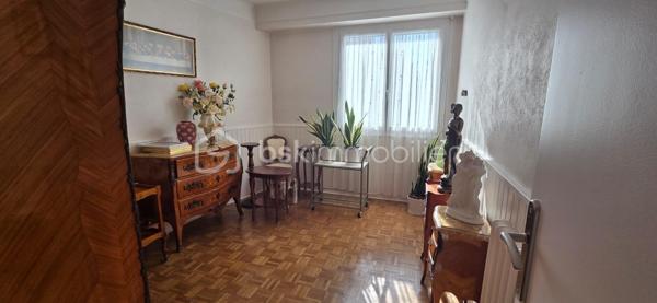 Idéalement situé au premier étage d’un immeuble bien entretenu, ce bel appartement de 75 m² offre un cadre de vie confortable et pratique, au cœur de Pau et de toutes ses commodités.
Vous apprécierez immédiatement sa luminosité, son excellent état général et l’absence totale de travaux à prévoir : double vitrage récent, appartement propre et parfaitement entretenu, copropriété saine sans travaux votés.
L’appartement se compose d’un séjour agréable, d’une cuisine fonctionnelle, de trois chambres, ainsi que des espaces de rangement optimisés, offrant un cadre idéal pour une résidence principale comme pour un investissement patrimonial de qualité.
La localisation est un véritable atout : commerces, transports en commun, écoles, collèges et lycées accessibles à pied, tout en profitant de la proximité immédiate du Parc Beaumont, véritable poumon vert du centre-ville.     Les gros plus +++ : un garage fermé avec porte motorisée, sécurisé par un portail automatisé à l'entrée de l'immeuble, ainsi qu’une cave, viennent sublimer ce bien et apporter un confort rare en centre-ville.