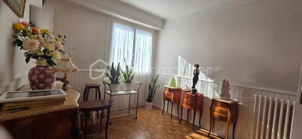 Idéalement situé au premier étage d’un immeuble bien entretenu, ce bel appartement de 75 m² offre un cadre de vie confortable et pratique, au cœur de Pau et de toutes ses commodités.
Vous apprécierez immédiatement sa luminosité, son excellent état général et l’absence totale de travaux à prévoir : double vitrage récent, appartement propre et parfaitement entretenu, copropriété saine sans travaux votés.
L’appartement se compose d’un séjour agréable, d’une cuisine fonctionnelle, de trois chambres, ainsi que des espaces de rangement optimisés, offrant un cadre idéal pour une résidence principale comme pour un investissement patrimonial de qualité.
La localisation est un véritable atout : commerces, transports en commun, écoles, collèges et lycées accessibles à pied, tout en profitant de la proximité immédiate du Parc Beaumont, véritable poumon vert du centre-ville.     Les gros plus +++ : un garage fermé avec porte motorisée, sécurisé par un portail automatisé à l'entrée de l'immeuble, ainsi qu’une cave, viennent sublimer ce bien et apporter un confort rare en centre-ville.