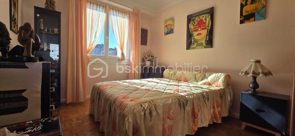 Idéalement situé au premier étage d’un immeuble bien entretenu, ce bel appartement de 75 m² offre un cadre de vie confortable et pratique, au cœur de Pau et de toutes ses commodités.
Vous apprécierez immédiatement sa luminosité, son excellent état général et l’absence totale de travaux à prévoir : double vitrage récent, appartement propre et parfaitement entretenu, copropriété saine sans travaux votés.
L’appartement se compose d’un séjour agréable, d’une cuisine fonctionnelle, de trois chambres, ainsi que des espaces de rangement optimisés, offrant un cadre idéal pour une résidence principale comme pour un investissement patrimonial de qualité.
La localisation est un véritable atout : commerces, transports en commun, écoles, collèges et lycées accessibles à pied, tout en profitant de la proximité immédiate du Parc Beaumont, véritable poumon vert du centre-ville.     Les gros plus +++ : un garage fermé avec porte motorisée, sécurisé par un portail automatisé à l'entrée de l'immeuble, ainsi qu’une cave, viennent sublimer ce bien et apporter un confort rare en centre-ville.