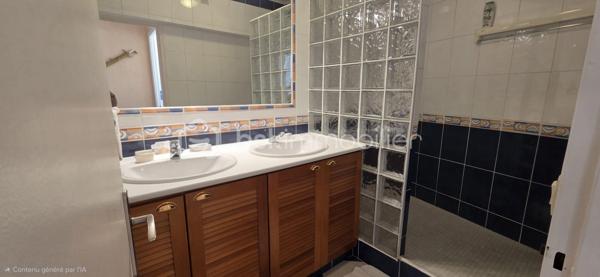 Idéalement situé au premier étage d’un immeuble bien entretenu, ce bel appartement de 75 m² offre un cadre de vie confortable et pratique, au cœur de Pau et de toutes ses commodités.
Vous apprécierez immédiatement sa luminosité, son excellent état général et l’absence totale de travaux à prévoir : double vitrage récent, appartement propre et parfaitement entretenu, copropriété saine sans travaux votés.
L’appartement se compose d’un séjour agréable, d’une cuisine fonctionnelle, de trois chambres, ainsi que des espaces de rangement optimisés, offrant un cadre idéal pour une résidence principale comme pour un investissement patrimonial de qualité.
La localisation est un véritable atout : commerces, transports en commun, écoles, collèges et lycées accessibles à pied, tout en profitant de la proximité immédiate du Parc Beaumont, véritable poumon vert du centre-ville.     Les gros plus +++ : un garage fermé avec porte motorisée, sécurisé par un portail automatisé à l'entrée de l'immeuble, ainsi qu’une cave, viennent sublimer ce bien et apporter un confort rare en centre-ville.