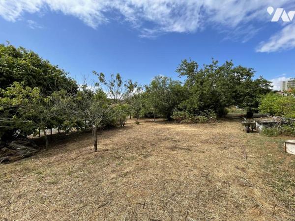 Terrain destiné à la construction d'une maison à usage d'habitation.