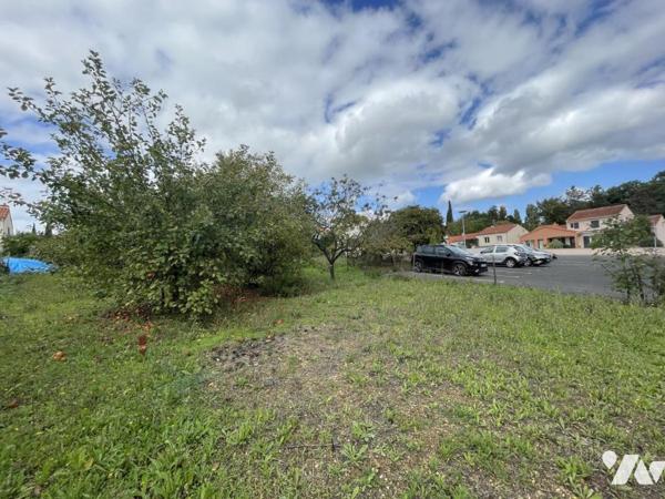 Terrain destiné à la construction d'une maison à usage d'habitation.