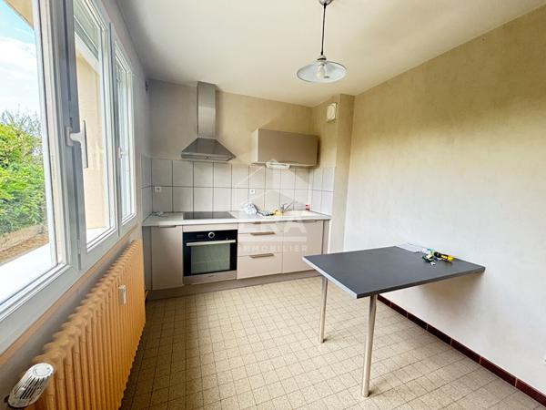 Appartement Bourg En Bresse 3 pièces de 56 m², cuisine, salon , 2 chambres, cave et garage