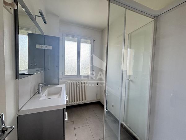 Appartement Bourg En Bresse 3 pièces de 56 m², cuisine, salon , 2 chambres, cave et garage