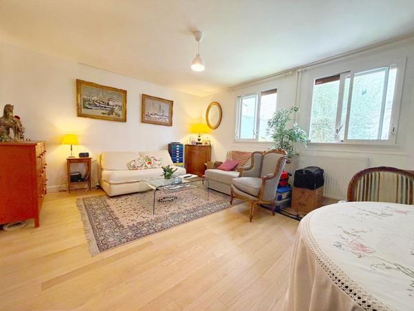 Beau studio refait à neuf