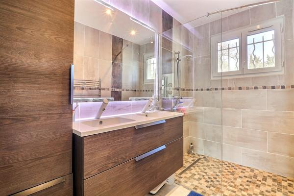 Maison
         9 pièces
        - 191 m² Exclusivité 450 000 € *