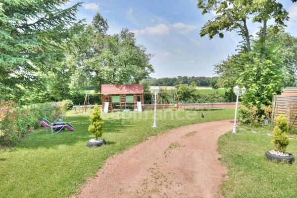 Dpt MIONNAY (01), à vendre maison 220 m² - 4 chambres - Terrain de 1500,00 m² avec piscine