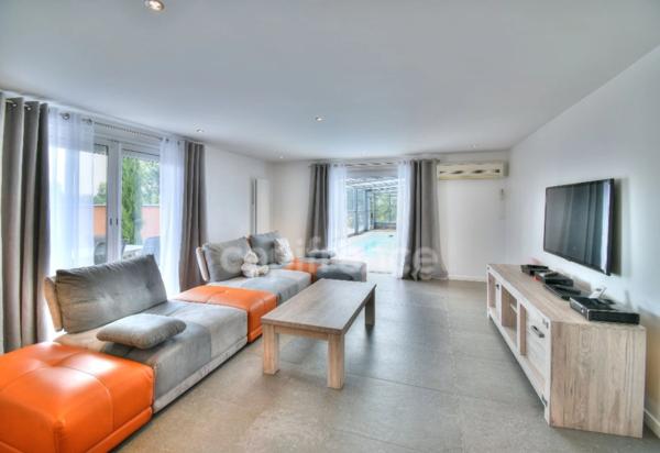 Dpt MIONNAY (01), à vendre maison 220 m² - 4 chambres - Terrain de 1500,00 m² avec piscine