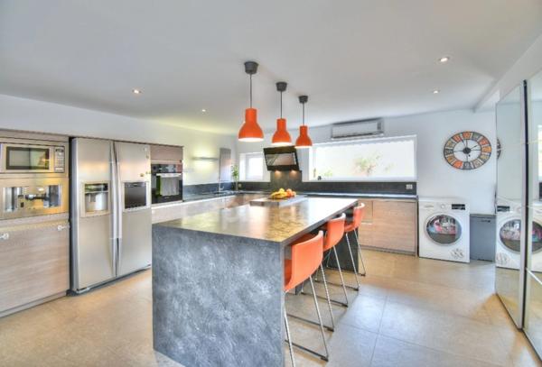 Dpt MIONNAY (01), à vendre maison 220 m² - 4 chambres - Terrain de 1500,00 m² avec piscine