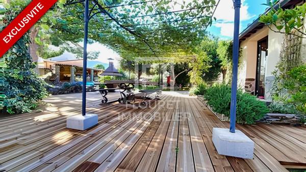 Villa de plain-pied sur 1200 m² avec piscine et 2 dépendances