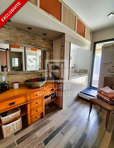 Villa de plain-pied sur 1200 m² avec piscine et 2 dépendances