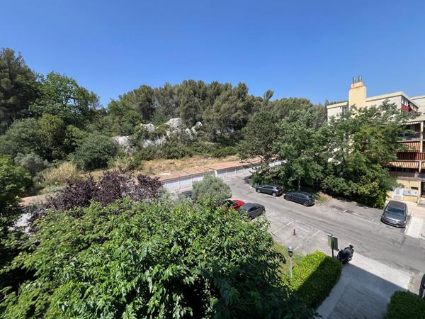 A vendre Appartement Aix En Provence sud  4 pièces 84 m²  avec 2 balcons, ascenseur au calme