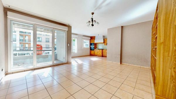 Appartement à louer    3 pièces •  Bron