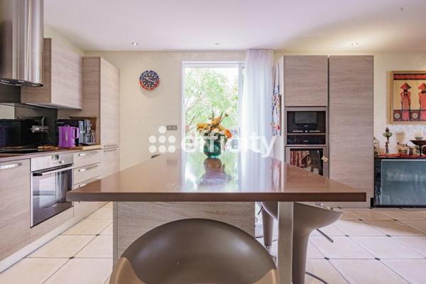 Maison
         5 pièces
        - 181 m² Bien prestige 790 000 € *