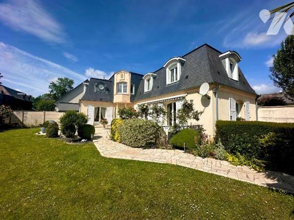 A VENDRE Maison d'architecte de 1993, à MESNIL-ESNARD (76240), sur sous-sol complet, d'une surf...