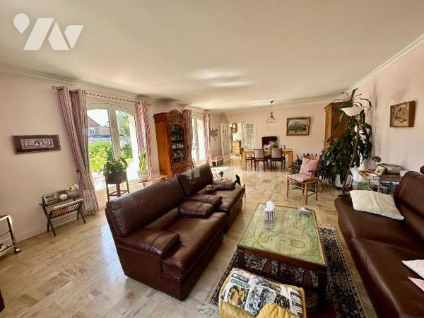 A VENDRE Maison d'architecte de 1993, à MESNIL-ESNARD (76240), sur sous-sol complet, d'une surf...