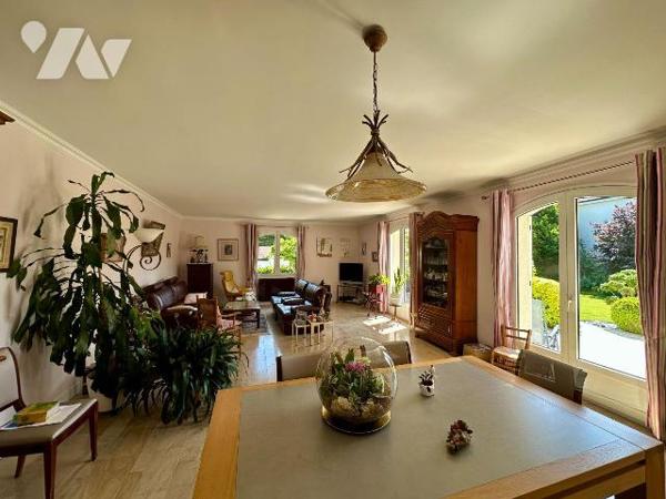 A VENDRE Maison d'architecte de 1993, à MESNIL-ESNARD (76240), sur sous-sol complet, d'une surf...