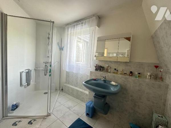 A VENDRE Maison d'architecte de 1993, à MESNIL-ESNARD (76240), sur sous-sol complet, d'une surf...