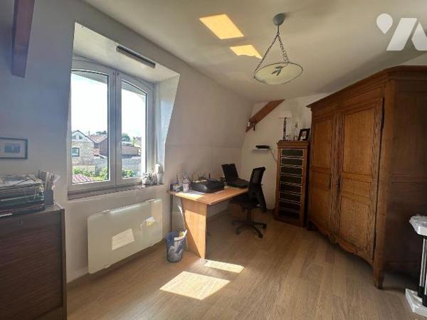 A VENDRE Maison d'architecte de 1993, à MESNIL-ESNARD (76240), sur sous-sol complet, d'une surf...