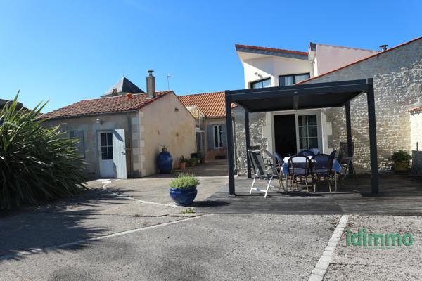 ENSEMBLE IMMOBILIER DE 245 M2 MÊLANT L'ANCIEN ET LE CONTEMPORAIN SUR UN TERRAIN CLOS ET ARBORE DE 860 M2.  La Rochelle (17000)