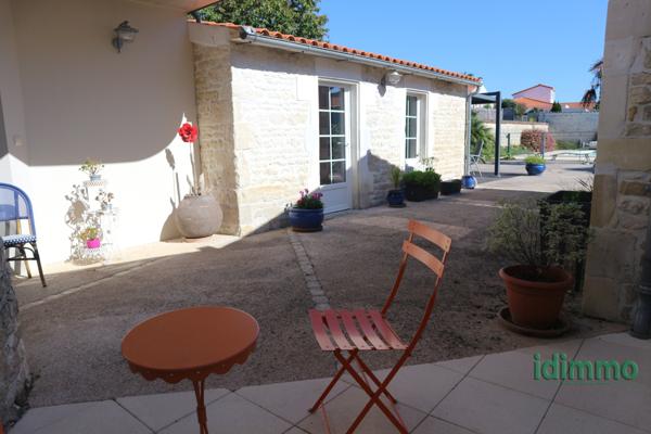 ENSEMBLE IMMOBILIER DE 245 M2 MÊLANT L'ANCIEN ET LE CONTEMPORAIN SUR UN TERRAIN CLOS ET ARBORE DE 860 M2.  La Rochelle (17000)