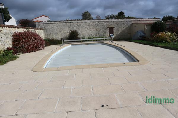 ENSEMBLE IMMOBILIER DE 245 M2 MÊLANT L'ANCIEN ET LE CONTEMPORAIN SUR UN TERRAIN CLOS ET ARBORE DE 860 M2.  La Rochelle (17000)