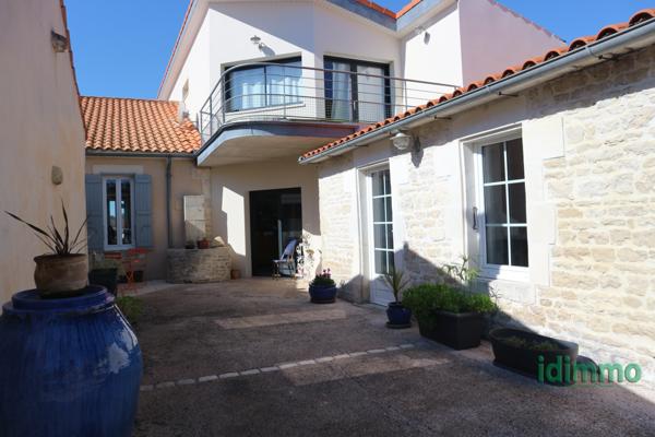 ENSEMBLE IMMOBILIER DE 245 M2 MÊLANT L'ANCIEN ET LE CONTEMPORAIN SUR UN TERRAIN CLOS ET ARBORE DE 860 M2.  La Rochelle (17000)