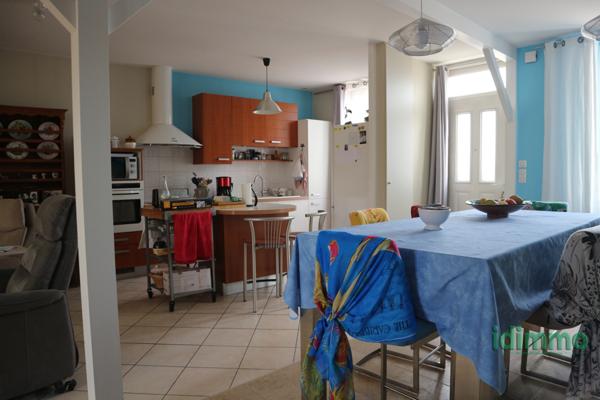 ENSEMBLE IMMOBILIER DE 245 M2 MÊLANT L'ANCIEN ET LE CONTEMPORAIN SUR UN TERRAIN CLOS ET ARBORE DE 860 M2.  La Rochelle (17000)