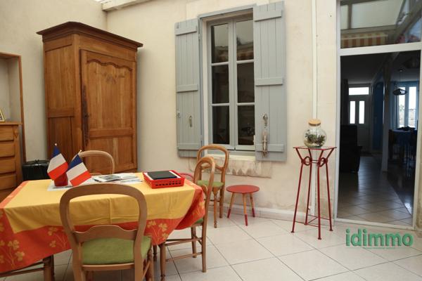 ENSEMBLE IMMOBILIER DE 245 M2 MÊLANT L'ANCIEN ET LE CONTEMPORAIN SUR UN TERRAIN CLOS ET ARBORE DE 860 M2.  La Rochelle (17000)