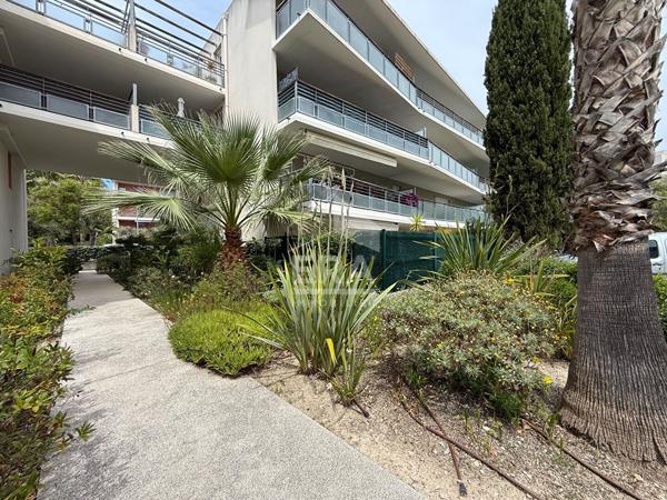 A VENDRE 13600 LA CIOTAT APPARTEMENT T3 DE 65M² EN REZ DE JARDIN AVEC TERRASSE  DEUX PLACES DE PARKING