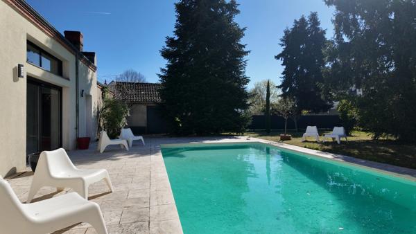Maison de caractère avec jardin, piscine et patio au coeur d'Olivet.
