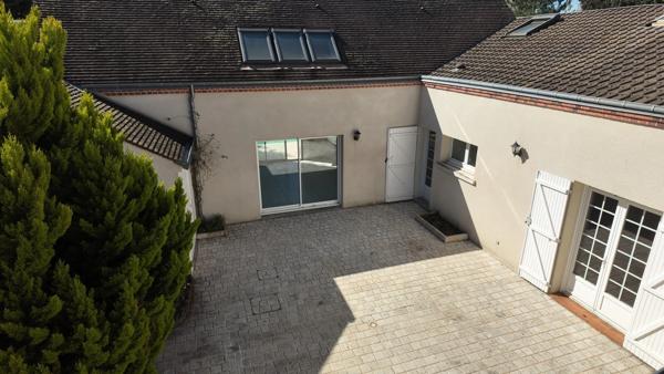 Maison de caractère avec jardin, piscine et patio au coeur d'Olivet.