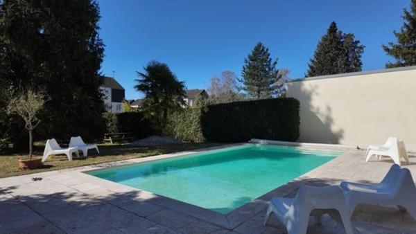 Maison de caractère avec jardin, piscine et patio au coeur d'Olivet.