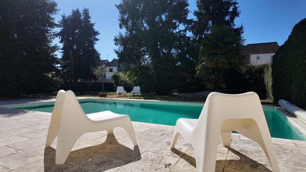 Maison de caractère avec jardin, piscine et patio au coeur d'Olivet.