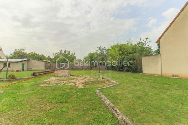 Terrain constructible à fort potentiel – Idéal pour un projet personnalisé !

Venez découvrir ce terrain plat constructible, offrant de multiples possibilités pour bâtir la maison de vos rêves ou un projet immobilier à forte valeur ajoutée.

Caractéristiques principales :

	•	Façade de 13 mètres linéaires : Un excellent ratio permettant une grande liberté d’agencement pour la construction de votre future propriété.
	•	Emprise au sol de 40 %, offrant une surface généreuse pour développer une construction spacieuse tout en conservant un espace extérieur agréable.
	•	Possibilité de construire jusqu’à 9 mètres de hauteur au faîtage, vous permettant de réaliser un projet sur plusieurs niveaux, optimisant ainsi l’espace habitable et le potentiel de votre future habitation.
	•	Marge de recul de 6 mètres par rapport à l’alignement de la voie publique, garantissant une implantation harmonieuse et une intimité préservée.

Un cadre idéal pour vos projets :

Que vous soyez particulier ou promoteur, ce terrain offre une opportunité unique de personnalisation, vous permettant de concevoir une maison contemporaine, une villa familiale ou un investissement locatif de qualité.

Le terrain est à viabiliser, avec des réseaux facilement accessibles pour simplifier les démarches. Son format optimal et ses conditions de construction flexibles le rendent particulièrement attractif pour des projets sur-mesure.

Pourquoi choisir ce terrain :

	•	Emplacement stratégique : Bénéficiez d’un cadre calme tout en restant proche des commodités et des services essentiels.
	•	Liberté architecturale : Concrétisez un projet moderne et adapté à vos besoins, avec une belle hauteur possible et une grande emprise au sol.

Ne laissez pas passer cette opportunité !

Pour plus d’informations ou pour visiter ce terrain, contactez-nous dès aujourd’hui.