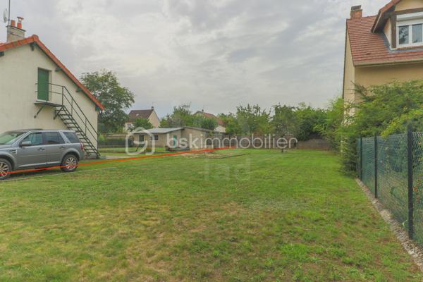 Terrain constructible à fort potentiel – Idéal pour un projet personnalisé !

Venez découvrir ce terrain plat constructible, offrant de multiples possibilités pour bâtir la maison de vos rêves ou un projet immobilier à forte valeur ajoutée.

Caractéristiques principales :

	•	Façade de 13 mètres linéaires : Un excellent ratio permettant une grande liberté d’agencement pour la construction de votre future propriété.
	•	Emprise au sol de 40 %, offrant une surface généreuse pour développer une construction spacieuse tout en conservant un espace extérieur agréable.
	•	Possibilité de construire jusqu’à 9 mètres de hauteur au faîtage, vous permettant de réaliser un projet sur plusieurs niveaux, optimisant ainsi l’espace habitable et le potentiel de votre future habitation.
	•	Marge de recul de 6 mètres par rapport à l’alignement de la voie publique, garantissant une implantation harmonieuse et une intimité préservée.

Un cadre idéal pour vos projets :

Que vous soyez particulier ou promoteur, ce terrain offre une opportunité unique de personnalisation, vous permettant de concevoir une maison contemporaine, une villa familiale ou un investissement locatif de qualité.

Le terrain est à viabiliser, avec des réseaux facilement accessibles pour simplifier les démarches. Son format optimal et ses conditions de construction flexibles le rendent particulièrement attractif pour des projets sur-mesure.

Pourquoi choisir ce terrain :

	•	Emplacement stratégique : Bénéficiez d’un cadre calme tout en restant proche des commodités et des services essentiels.
	•	Liberté architecturale : Concrétisez un projet moderne et adapté à vos besoins, avec une belle hauteur possible et une grande emprise au sol.

Ne laissez pas passer cette opportunité !

Pour plus d’informations ou pour visiter ce terrain, contactez-nous dès aujourd’hui.