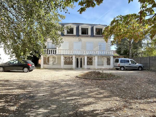 IDEAL INVESTISSEUR OU PIED-A-TERRE !
Dans petite copropriété de bon standing, STUDIO rénové et lumineux comprenant cuisine ouverte sur pièce à vivre, salle d'eau avec WC et 2 places de parking privative. Chauffage et eau collective !