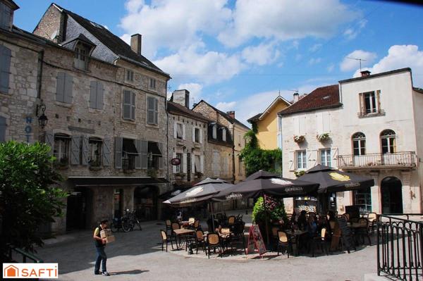 Batisse avec appartement et local commercial