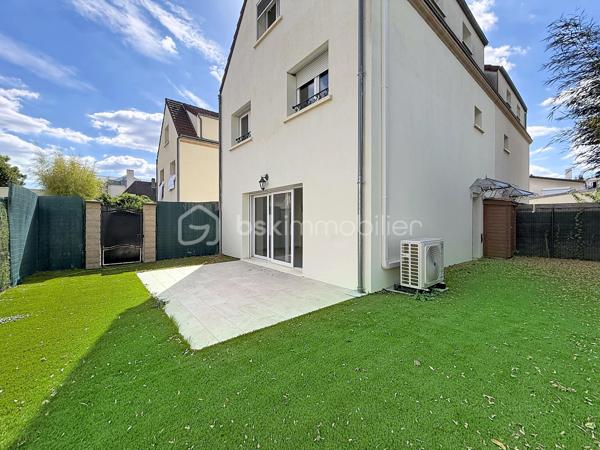 Vous recherchez une maison familiale, confortable et agréable à vivre, tout en restant proche des transports ? Cette maison de 105 m² située à Limeil-Brévannes pourrait bien vous séduire.

Le rez-de-chaussée propose un bel espace de vie convivial, composé d’un séjour spacieux ouvert sur la terrasse et le jardin et d’une cuisine américaine ouverte et aménagée. L’ensemble forme un espace chaleureux, idéal pour profiter pleinement des moments en famille ou recevoir ses proches. Un WC indépendant complète ce niveau.

Au premier étage, l’espace nuit comprend deux chambres, un dressing, une salle d’eau avec WC ainsi qu’un placard de rangement.

Le dernier étage réserve une belle surprise avec un espace entièrement dédié aux parents : une grande suite parentale disposant d’un vaste placard et de sa propre salle de bains. Un véritable cocon à l’écart du reste de la maison.

Côté extérieur, vous profiterez d’une terrasse et d’un jardin de 100 m², faciles à entretenir et parfaits pour les beaux jours.

Un garage avec porte motorisée vient compléter l’ensemble.

Pour votre confort, la maison bénéficie également d’une climatisation réversible récemment installée dans toute la maison, appréciable aussi bien en été qu’en hiver.

📍 La proximité du téléphérique constitue également un véritable avantage pour faciliter vos déplacements au quotidien.

Les + à retenir
Environ 105 m²
3 chambres, dont une suite parentale
Séjour donnant directement sur l’extérieur
Cuisine américaine aménagée
Terrasse et jardin
Dressing et rangements
Garage
Climatisation réversible récente
Proximité des transports

DPE : C (177/7)
 Charges de copropriété : 26 € par mois
 Pas de procédure en cours.
 Honoraires à la charge du vendeur.

Une maison prête à accueillir une nouvelle famille. Contactez-moi pour organiser une visite !