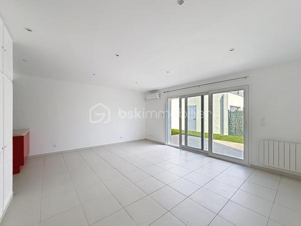 Vous recherchez une maison familiale, confortable et agréable à vivre, tout en restant proche des transports ? Cette maison de 105 m² située à Limeil-Brévannes pourrait bien vous séduire.

Le rez-de-chaussée propose un bel espace de vie convivial, composé d’un séjour spacieux ouvert sur la terrasse et le jardin et d’une cuisine américaine ouverte et aménagée. L’ensemble forme un espace chaleureux, idéal pour profiter pleinement des moments en famille ou recevoir ses proches. Un WC indépendant complète ce niveau.

Au premier étage, l’espace nuit comprend deux chambres, un dressing, une salle d’eau avec WC ainsi qu’un placard de rangement.

Le dernier étage réserve une belle surprise avec un espace entièrement dédié aux parents : une grande suite parentale disposant d’un vaste placard et de sa propre salle de bains. Un véritable cocon à l’écart du reste de la maison.

Côté extérieur, vous profiterez d’une terrasse et d’un jardin de 100 m², faciles à entretenir et parfaits pour les beaux jours.

Un garage avec porte motorisée vient compléter l’ensemble.

Pour votre confort, la maison bénéficie également d’une climatisation réversible récemment installée dans toute la maison, appréciable aussi bien en été qu’en hiver.

📍 La proximité du téléphérique constitue également un véritable avantage pour faciliter vos déplacements au quotidien.

Les + à retenir
Environ 105 m²
3 chambres, dont une suite parentale
Séjour donnant directement sur l’extérieur
Cuisine américaine aménagée
Terrasse et jardin
Dressing et rangements
Garage
Climatisation réversible récente
Proximité des transports

DPE : C (177/7)
 Charges de copropriété : 26 € par mois
 Pas de procédure en cours.
 Honoraires à la charge du vendeur.

Une maison prête à accueillir une nouvelle famille. Contactez-moi pour organiser une visite !