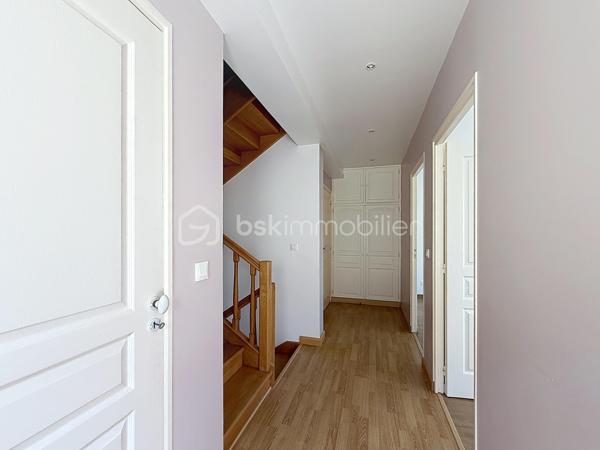 Vous recherchez une maison familiale, confortable et agréable à vivre, tout en restant proche des transports ? Cette maison de 105 m² située à Limeil-Brévannes pourrait bien vous séduire.

Le rez-de-chaussée propose un bel espace de vie convivial, composé d’un séjour spacieux ouvert sur la terrasse et le jardin et d’une cuisine américaine ouverte et aménagée. L’ensemble forme un espace chaleureux, idéal pour profiter pleinement des moments en famille ou recevoir ses proches. Un WC indépendant complète ce niveau.

Au premier étage, l’espace nuit comprend deux chambres, un dressing, une salle d’eau avec WC ainsi qu’un placard de rangement.

Le dernier étage réserve une belle surprise avec un espace entièrement dédié aux parents : une grande suite parentale disposant d’un vaste placard et de sa propre salle de bains. Un véritable cocon à l’écart du reste de la maison.

Côté extérieur, vous profiterez d’une terrasse et d’un jardin de 100 m², faciles à entretenir et parfaits pour les beaux jours.

Un garage avec porte motorisée vient compléter l’ensemble.

Pour votre confort, la maison bénéficie également d’une climatisation réversible récemment installée dans toute la maison, appréciable aussi bien en été qu’en hiver.

📍 La proximité du téléphérique constitue également un véritable avantage pour faciliter vos déplacements au quotidien.

Les + à retenir
Environ 105 m²
3 chambres, dont une suite parentale
Séjour donnant directement sur l’extérieur
Cuisine américaine aménagée
Terrasse et jardin
Dressing et rangements
Garage
Climatisation réversible récente
Proximité des transports

DPE : C (177/7)
 Charges de copropriété : 26 € par mois
 Pas de procédure en cours.
 Honoraires à la charge du vendeur.

Une maison prête à accueillir une nouvelle famille. Contactez-moi pour organiser une visite !