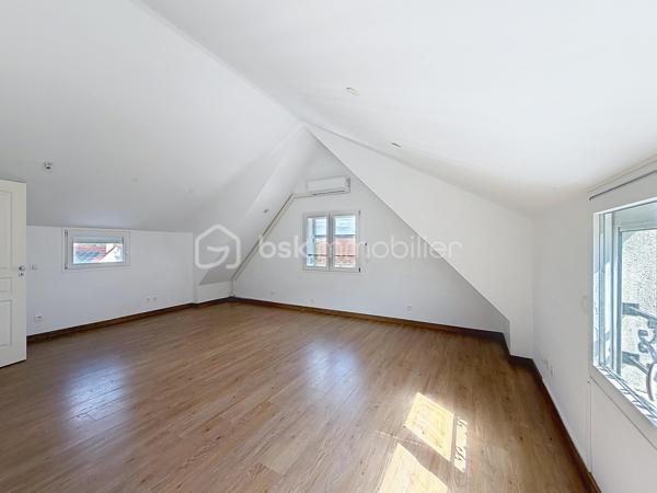 Vous recherchez une maison familiale, confortable et agréable à vivre, tout en restant proche des transports ? Cette maison de 105 m² située à Limeil-Brévannes pourrait bien vous séduire.

Le rez-de-chaussée propose un bel espace de vie convivial, composé d’un séjour spacieux ouvert sur la terrasse et le jardin et d’une cuisine américaine ouverte et aménagée. L’ensemble forme un espace chaleureux, idéal pour profiter pleinement des moments en famille ou recevoir ses proches. Un WC indépendant complète ce niveau.

Au premier étage, l’espace nuit comprend deux chambres, un dressing, une salle d’eau avec WC ainsi qu’un placard de rangement.

Le dernier étage réserve une belle surprise avec un espace entièrement dédié aux parents : une grande suite parentale disposant d’un vaste placard et de sa propre salle de bains. Un véritable cocon à l’écart du reste de la maison.

Côté extérieur, vous profiterez d’une terrasse et d’un jardin de 100 m², faciles à entretenir et parfaits pour les beaux jours.

Un garage avec porte motorisée vient compléter l’ensemble.

Pour votre confort, la maison bénéficie également d’une climatisation réversible récemment installée dans toute la maison, appréciable aussi bien en été qu’en hiver.

📍 La proximité du téléphérique constitue également un véritable avantage pour faciliter vos déplacements au quotidien.

Les + à retenir
Environ 105 m²
3 chambres, dont une suite parentale
Séjour donnant directement sur l’extérieur
Cuisine américaine aménagée
Terrasse et jardin
Dressing et rangements
Garage
Climatisation réversible récente
Proximité des transports

DPE : C (177/7)
 Charges de copropriété : 26 € par mois
 Pas de procédure en cours.
 Honoraires à la charge du vendeur.

Une maison prête à accueillir une nouvelle famille. Contactez-moi pour organiser une visite !