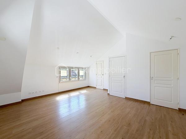 Vous recherchez une maison familiale, confortable et agréable à vivre, tout en restant proche des transports ? Cette maison de 105 m² située à Limeil-Brévannes pourrait bien vous séduire.

Le rez-de-chaussée propose un bel espace de vie convivial, composé d’un séjour spacieux ouvert sur la terrasse et le jardin et d’une cuisine américaine ouverte et aménagée. L’ensemble forme un espace chaleureux, idéal pour profiter pleinement des moments en famille ou recevoir ses proches. Un WC indépendant complète ce niveau.

Au premier étage, l’espace nuit comprend deux chambres, un dressing, une salle d’eau avec WC ainsi qu’un placard de rangement.

Le dernier étage réserve une belle surprise avec un espace entièrement dédié aux parents : une grande suite parentale disposant d’un vaste placard et de sa propre salle de bains. Un véritable cocon à l’écart du reste de la maison.

Côté extérieur, vous profiterez d’une terrasse et d’un jardin de 100 m², faciles à entretenir et parfaits pour les beaux jours.

Un garage avec porte motorisée vient compléter l’ensemble.

Pour votre confort, la maison bénéficie également d’une climatisation réversible récemment installée dans toute la maison, appréciable aussi bien en été qu’en hiver.

📍 La proximité du téléphérique constitue également un véritable avantage pour faciliter vos déplacements au quotidien.

Les + à retenir
Environ 105 m²
3 chambres, dont une suite parentale
Séjour donnant directement sur l’extérieur
Cuisine américaine aménagée
Terrasse et jardin
Dressing et rangements
Garage
Climatisation réversible récente
Proximité des transports

DPE : C (177/7)
 Charges de copropriété : 26 € par mois
 Pas de procédure en cours.
 Honoraires à la charge du vendeur.

Une maison prête à accueillir une nouvelle famille. Contactez-moi pour organiser une visite !