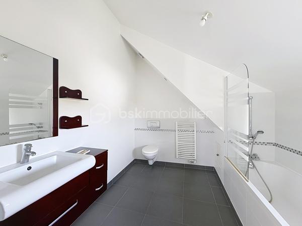 Vous recherchez une maison familiale, confortable et agréable à vivre, tout en restant proche des transports ? Cette maison de 105 m² située à Limeil-Brévannes pourrait bien vous séduire.

Le rez-de-chaussée propose un bel espace de vie convivial, composé d’un séjour spacieux ouvert sur la terrasse et le jardin et d’une cuisine américaine ouverte et aménagée. L’ensemble forme un espace chaleureux, idéal pour profiter pleinement des moments en famille ou recevoir ses proches. Un WC indépendant complète ce niveau.

Au premier étage, l’espace nuit comprend deux chambres, un dressing, une salle d’eau avec WC ainsi qu’un placard de rangement.

Le dernier étage réserve une belle surprise avec un espace entièrement dédié aux parents : une grande suite parentale disposant d’un vaste placard et de sa propre salle de bains. Un véritable cocon à l’écart du reste de la maison.

Côté extérieur, vous profiterez d’une terrasse et d’un jardin de 100 m², faciles à entretenir et parfaits pour les beaux jours.

Un garage avec porte motorisée vient compléter l’ensemble.

Pour votre confort, la maison bénéficie également d’une climatisation réversible récemment installée dans toute la maison, appréciable aussi bien en été qu’en hiver.

📍 La proximité du téléphérique constitue également un véritable avantage pour faciliter vos déplacements au quotidien.

Les + à retenir
Environ 105 m²
3 chambres, dont une suite parentale
Séjour donnant directement sur l’extérieur
Cuisine américaine aménagée
Terrasse et jardin
Dressing et rangements
Garage
Climatisation réversible récente
Proximité des transports

DPE : C (177/7)
 Charges de copropriété : 26 € par mois
 Pas de procédure en cours.
 Honoraires à la charge du vendeur.

Une maison prête à accueillir une nouvelle famille. Contactez-moi pour organiser une visite !