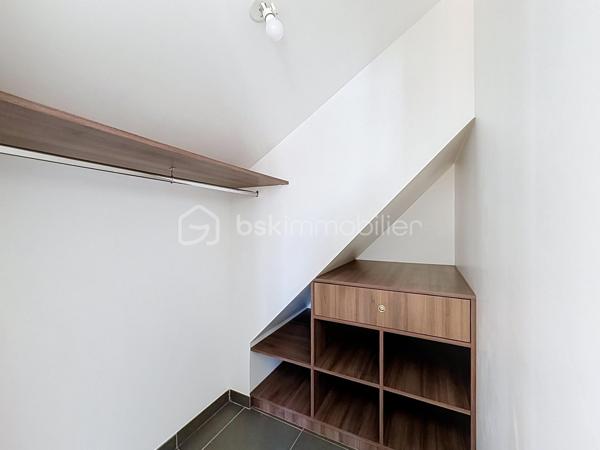 Vous recherchez une maison familiale, confortable et agréable à vivre, tout en restant proche des transports ? Cette maison de 105 m² située à Limeil-Brévannes pourrait bien vous séduire.

Le rez-de-chaussée propose un bel espace de vie convivial, composé d’un séjour spacieux ouvert sur la terrasse et le jardin et d’une cuisine américaine ouverte et aménagée. L’ensemble forme un espace chaleureux, idéal pour profiter pleinement des moments en famille ou recevoir ses proches. Un WC indépendant complète ce niveau.

Au premier étage, l’espace nuit comprend deux chambres, un dressing, une salle d’eau avec WC ainsi qu’un placard de rangement.

Le dernier étage réserve une belle surprise avec un espace entièrement dédié aux parents : une grande suite parentale disposant d’un vaste placard et de sa propre salle de bains. Un véritable cocon à l’écart du reste de la maison.

Côté extérieur, vous profiterez d’une terrasse et d’un jardin de 100 m², faciles à entretenir et parfaits pour les beaux jours.

Un garage avec porte motorisée vient compléter l’ensemble.

Pour votre confort, la maison bénéficie également d’une climatisation réversible récemment installée dans toute la maison, appréciable aussi bien en été qu’en hiver.

📍 La proximité du téléphérique constitue également un véritable avantage pour faciliter vos déplacements au quotidien.

Les + à retenir
Environ 105 m²
3 chambres, dont une suite parentale
Séjour donnant directement sur l’extérieur
Cuisine américaine aménagée
Terrasse et jardin
Dressing et rangements
Garage
Climatisation réversible récente
Proximité des transports

DPE : C (177/7)
 Charges de copropriété : 26 € par mois
 Pas de procédure en cours.
 Honoraires à la charge du vendeur.

Une maison prête à accueillir une nouvelle famille. Contactez-moi pour organiser une visite !