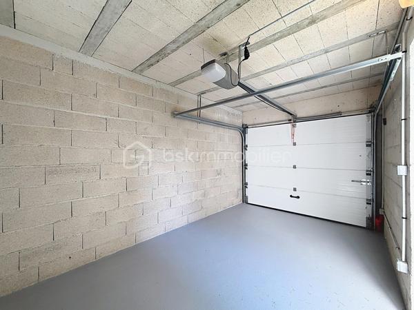 Vous recherchez une maison familiale, confortable et agréable à vivre, tout en restant proche des transports ? Cette maison de 105 m² située à Limeil-Brévannes pourrait bien vous séduire.

Le rez-de-chaussée propose un bel espace de vie convivial, composé d’un séjour spacieux ouvert sur la terrasse et le jardin et d’une cuisine américaine ouverte et aménagée. L’ensemble forme un espace chaleureux, idéal pour profiter pleinement des moments en famille ou recevoir ses proches. Un WC indépendant complète ce niveau.

Au premier étage, l’espace nuit comprend deux chambres, un dressing, une salle d’eau avec WC ainsi qu’un placard de rangement.

Le dernier étage réserve une belle surprise avec un espace entièrement dédié aux parents : une grande suite parentale disposant d’un vaste placard et de sa propre salle de bains. Un véritable cocon à l’écart du reste de la maison.

Côté extérieur, vous profiterez d’une terrasse et d’un jardin de 100 m², faciles à entretenir et parfaits pour les beaux jours.

Un garage avec porte motorisée vient compléter l’ensemble.

Pour votre confort, la maison bénéficie également d’une climatisation réversible récemment installée dans toute la maison, appréciable aussi bien en été qu’en hiver.

📍 La proximité du téléphérique constitue également un véritable avantage pour faciliter vos déplacements au quotidien.

Les + à retenir
Environ 105 m²
3 chambres, dont une suite parentale
Séjour donnant directement sur l’extérieur
Cuisine américaine aménagée
Terrasse et jardin
Dressing et rangements
Garage
Climatisation réversible récente
Proximité des transports

DPE : C (177/7)
 Charges de copropriété : 26 € par mois
 Pas de procédure en cours.
 Honoraires à la charge du vendeur.

Une maison prête à accueillir une nouvelle famille. Contactez-moi pour organiser une visite !