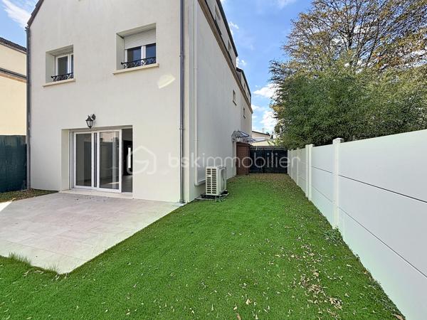 Vous recherchez une maison familiale, confortable et agréable à vivre, tout en restant proche des transports ? Cette maison de 105 m² située à Limeil-Brévannes pourrait bien vous séduire.

Le rez-de-chaussée propose un bel espace de vie convivial, composé d’un séjour spacieux ouvert sur la terrasse et le jardin et d’une cuisine américaine ouverte et aménagée. L’ensemble forme un espace chaleureux, idéal pour profiter pleinement des moments en famille ou recevoir ses proches. Un WC indépendant complète ce niveau.

Au premier étage, l’espace nuit comprend deux chambres, un dressing, une salle d’eau avec WC ainsi qu’un placard de rangement.

Le dernier étage réserve une belle surprise avec un espace entièrement dédié aux parents : une grande suite parentale disposant d’un vaste placard et de sa propre salle de bains. Un véritable cocon à l’écart du reste de la maison.

Côté extérieur, vous profiterez d’une terrasse et d’un jardin de 100 m², faciles à entretenir et parfaits pour les beaux jours.

Un garage avec porte motorisée vient compléter l’ensemble.

Pour votre confort, la maison bénéficie également d’une climatisation réversible récemment installée dans toute la maison, appréciable aussi bien en été qu’en hiver.

📍 La proximité du téléphérique constitue également un véritable avantage pour faciliter vos déplacements au quotidien.

Les + à retenir
Environ 105 m²
3 chambres, dont une suite parentale
Séjour donnant directement sur l’extérieur
Cuisine américaine aménagée
Terrasse et jardin
Dressing et rangements
Garage
Climatisation réversible récente
Proximité des transports

DPE : C (177/7)
 Charges de copropriété : 26 € par mois
 Pas de procédure en cours.
 Honoraires à la charge du vendeur.

Une maison prête à accueillir une nouvelle famille. Contactez-moi pour organiser une visite !