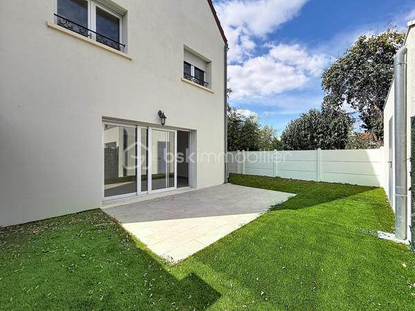 Vous recherchez une maison familiale, confortable et agréable à vivre, tout en restant proche des transports ? Cette maison de 105 m² située à Limeil-Brévannes pourrait bien vous séduire.

Le rez-de-chaussée propose un bel espace de vie convivial, composé d’un séjour spacieux ouvert sur la terrasse et le jardin et d’une cuisine américaine ouverte et aménagée. L’ensemble forme un espace chaleureux, idéal pour profiter pleinement des moments en famille ou recevoir ses proches. Un WC indépendant complète ce niveau.

Au premier étage, l’espace nuit comprend deux chambres, un dressing, une salle d’eau avec WC ainsi qu’un placard de rangement.

Le dernier étage réserve une belle surprise avec un espace entièrement dédié aux parents : une grande suite parentale disposant d’un vaste placard et de sa propre salle de bains. Un véritable cocon à l’écart du reste de la maison.

Côté extérieur, vous profiterez d’une terrasse et d’un jardin de 100 m², faciles à entretenir et parfaits pour les beaux jours.

Un garage avec porte motorisée vient compléter l’ensemble.

Pour votre confort, la maison bénéficie également d’une climatisation réversible récemment installée dans toute la maison, appréciable aussi bien en été qu’en hiver.

📍 La proximité du téléphérique constitue également un véritable avantage pour faciliter vos déplacements au quotidien.

Les + à retenir
Environ 105 m²
3 chambres, dont une suite parentale
Séjour donnant directement sur l’extérieur
Cuisine américaine aménagée
Terrasse et jardin
Dressing et rangements
Garage
Climatisation réversible récente
Proximité des transports

DPE : C (177/7)
 Charges de copropriété : 26 € par mois
 Pas de procédure en cours.
 Honoraires à la charge du vendeur.

Une maison prête à accueillir une nouvelle famille. Contactez-moi pour organiser une visite !