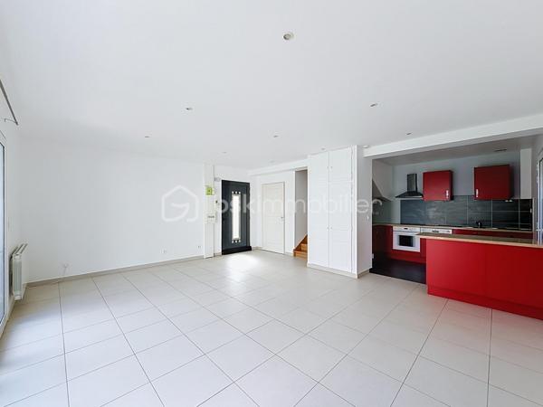 Vous recherchez une maison familiale, confortable et agréable à vivre, tout en restant proche des transports ? Cette maison de 105 m² située à Limeil-Brévannes pourrait bien vous séduire.

Le rez-de-chaussée propose un bel espace de vie convivial, composé d’un séjour spacieux ouvert sur la terrasse et le jardin et d’une cuisine américaine ouverte et aménagée. L’ensemble forme un espace chaleureux, idéal pour profiter pleinement des moments en famille ou recevoir ses proches. Un WC indépendant complète ce niveau.

Au premier étage, l’espace nuit comprend deux chambres, un dressing, une salle d’eau avec WC ainsi qu’un placard de rangement.

Le dernier étage réserve une belle surprise avec un espace entièrement dédié aux parents : une grande suite parentale disposant d’un vaste placard et de sa propre salle de bains. Un véritable cocon à l’écart du reste de la maison.

Côté extérieur, vous profiterez d’une terrasse et d’un jardin de 100 m², faciles à entretenir et parfaits pour les beaux jours.

Un garage avec porte motorisée vient compléter l’ensemble.

Pour votre confort, la maison bénéficie également d’une climatisation réversible récemment installée dans toute la maison, appréciable aussi bien en été qu’en hiver.

📍 La proximité du téléphérique constitue également un véritable avantage pour faciliter vos déplacements au quotidien.

Les + à retenir
Environ 105 m²
3 chambres, dont une suite parentale
Séjour donnant directement sur l’extérieur
Cuisine américaine aménagée
Terrasse et jardin
Dressing et rangements
Garage
Climatisation réversible récente
Proximité des transports

DPE : C (177/7)
 Charges de copropriété : 26 € par mois
 Pas de procédure en cours.
 Honoraires à la charge du vendeur.

Une maison prête à accueillir une nouvelle famille. Contactez-moi pour organiser une visite !