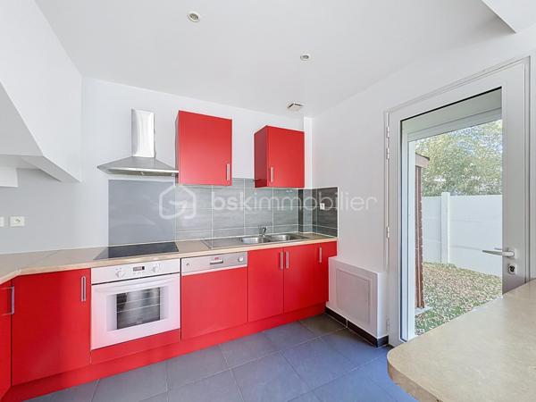 Vous recherchez une maison familiale, confortable et agréable à vivre, tout en restant proche des transports ? Cette maison de 105 m² située à Limeil-Brévannes pourrait bien vous séduire.

Le rez-de-chaussée propose un bel espace de vie convivial, composé d’un séjour spacieux ouvert sur la terrasse et le jardin et d’une cuisine américaine ouverte et aménagée. L’ensemble forme un espace chaleureux, idéal pour profiter pleinement des moments en famille ou recevoir ses proches. Un WC indépendant complète ce niveau.

Au premier étage, l’espace nuit comprend deux chambres, un dressing, une salle d’eau avec WC ainsi qu’un placard de rangement.

Le dernier étage réserve une belle surprise avec un espace entièrement dédié aux parents : une grande suite parentale disposant d’un vaste placard et de sa propre salle de bains. Un véritable cocon à l’écart du reste de la maison.

Côté extérieur, vous profiterez d’une terrasse et d’un jardin de 100 m², faciles à entretenir et parfaits pour les beaux jours.

Un garage avec porte motorisée vient compléter l’ensemble.

Pour votre confort, la maison bénéficie également d’une climatisation réversible récemment installée dans toute la maison, appréciable aussi bien en été qu’en hiver.

📍 La proximité du téléphérique constitue également un véritable avantage pour faciliter vos déplacements au quotidien.

Les + à retenir
Environ 105 m²
3 chambres, dont une suite parentale
Séjour donnant directement sur l’extérieur
Cuisine américaine aménagée
Terrasse et jardin
Dressing et rangements
Garage
Climatisation réversible récente
Proximité des transports

DPE : C (177/7)
 Charges de copropriété : 26 € par mois
 Pas de procédure en cours.
 Honoraires à la charge du vendeur.

Une maison prête à accueillir une nouvelle famille. Contactez-moi pour organiser une visite !